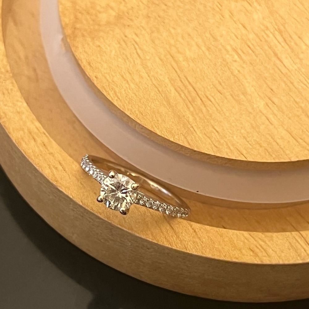 18k white gold diamond ring